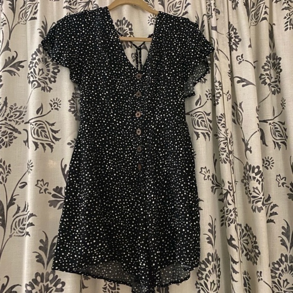 Black spotted romper // Size M. Perfect for summer. Flowy and comfortable